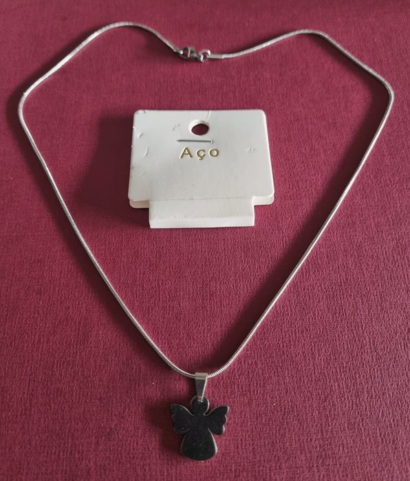 Colar prateado, em aço, malha rabo de rato com pingente anjinho.