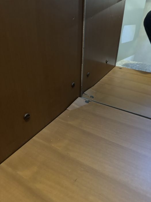 Armário com prateleiras e portas de vidro