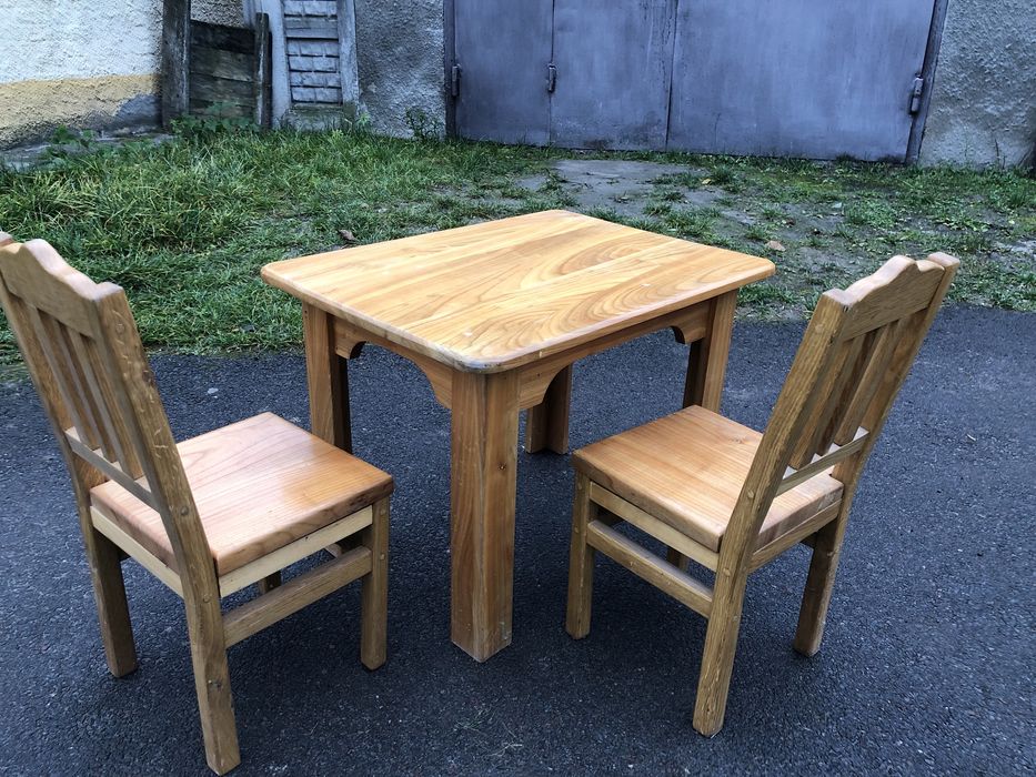 Дитячий, деревʼяний стіл та 2 стільці