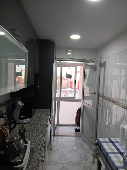 Alugo Quarto para utilização individual, com entrada imediata - Laranjeiro (Despesas incluídas)