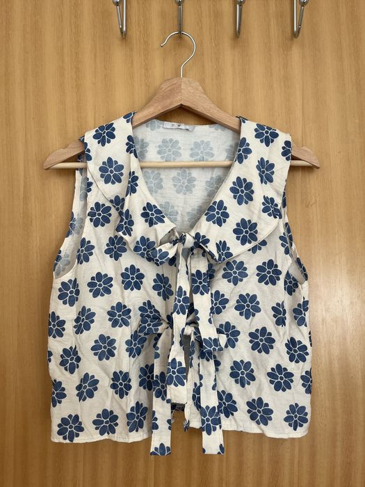 Colete com flores em azul