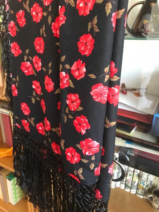 Chusta w kwiaty z frędzlami