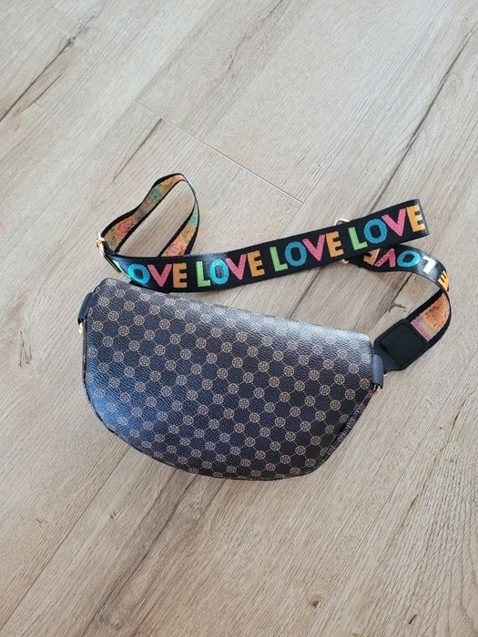 Saszetka nerka na biodro brązowa wzorek z łańcuchem gruby pasek