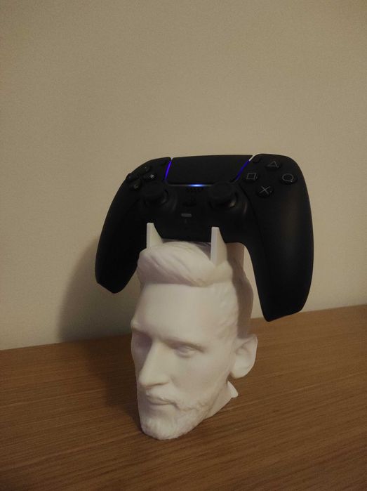 Suporte para Comando PS5 – Busto Estilo Messi