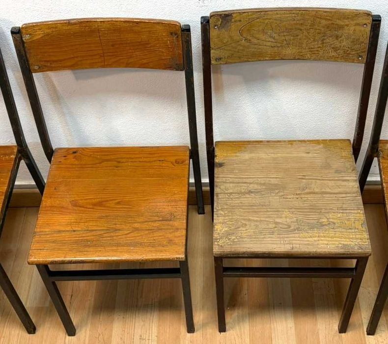 Conjunto de 10 cadeiras antigas de ferro e madeira, em bom estado de conservação