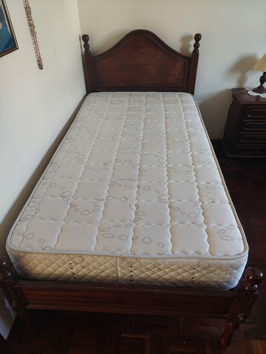 Cama de solteiro antiga com colchão