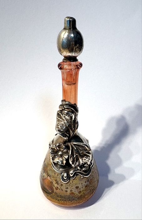 Magnífico frasco de perfume em vidro soprado com armação em prata 925