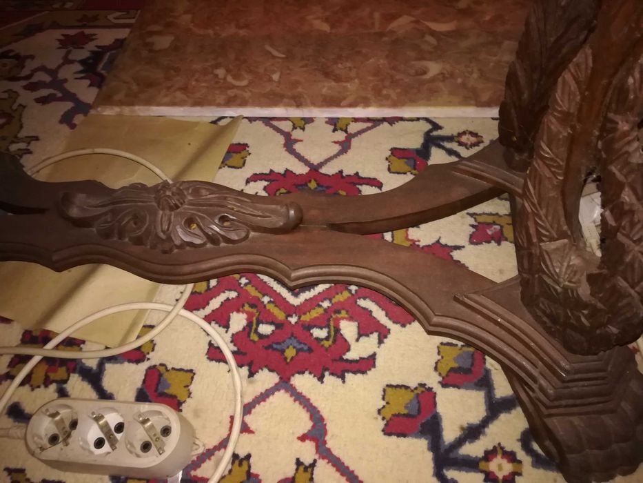 Mesa de centro com tampo em mármore e pés trabalhados