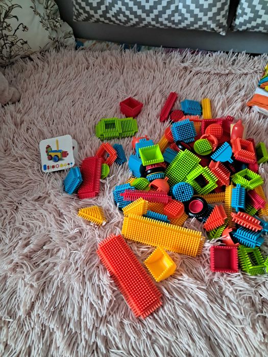 Klocki jeżyki w opakowaniu 90 elementów + 60 w pude3