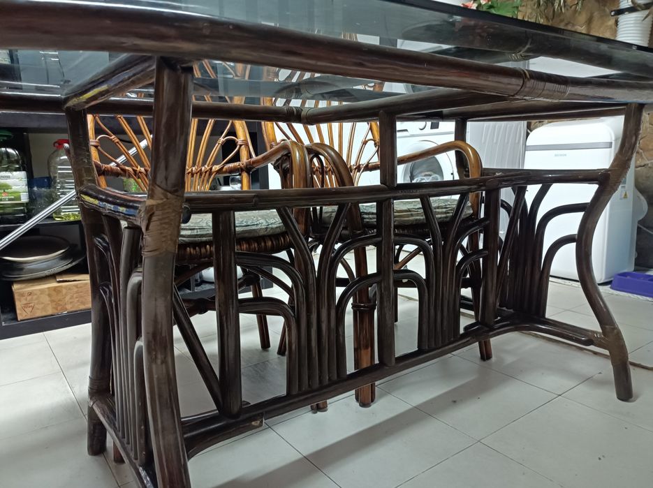 Mesa de bambu com tampo de vidro