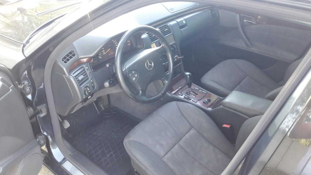 автомобіль Mercedes-Benz E240