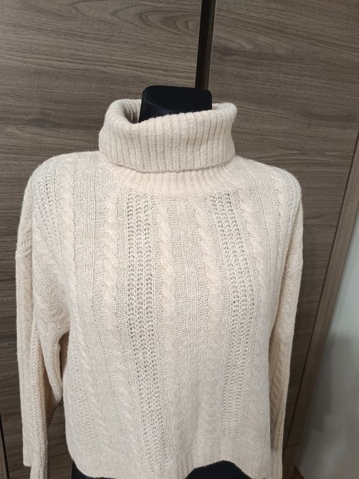 Beżowy sweter z golfem rozmiar M