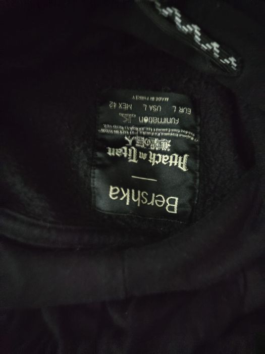 Várias peças de roupa em bom estado