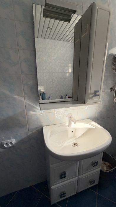 Умивальник з дзеркалом