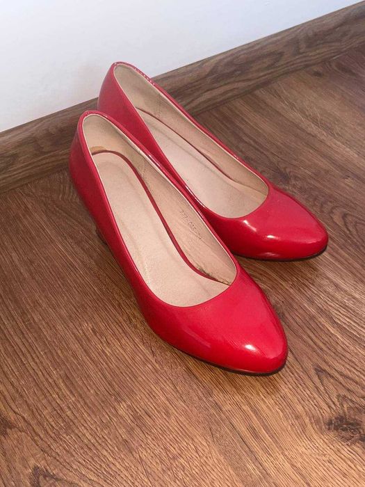 Червоні туфлі на підборах