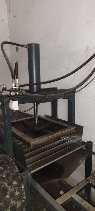 Prasa hydrauliczna do wyciskania soku na zimno