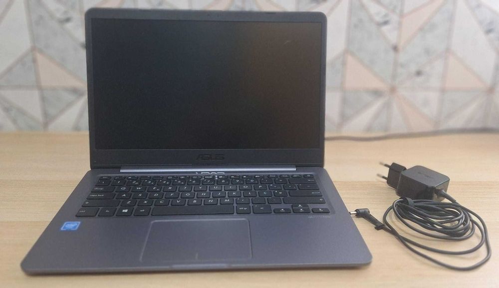 Portátil ASUS modelo E406MA