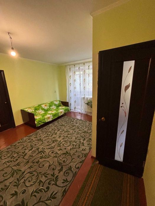 Продается 2 комнатная квартира. Центр. Вид на площадь. Славянск.