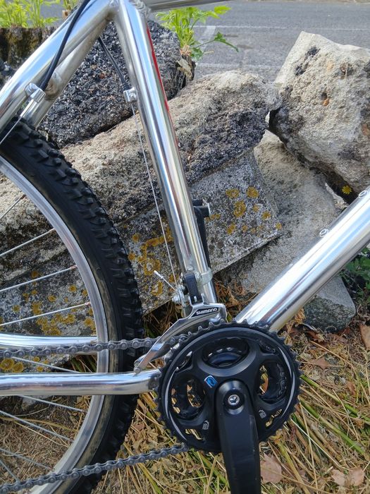 Bicicleta com componentes Shimano revista e pronta a andar