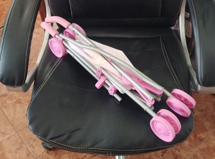Carrinho de bonecas com boneca, casa quarto apartamento vivenda.