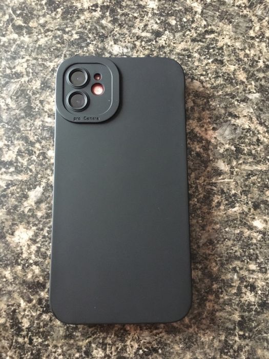 Чорний чохол на IPhone 11