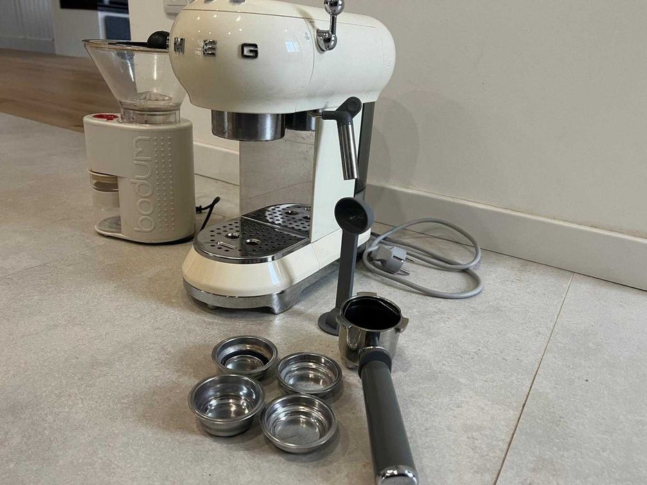 Máquina de Café Manual SMEG Anni 50 + Moinho de café Bodum