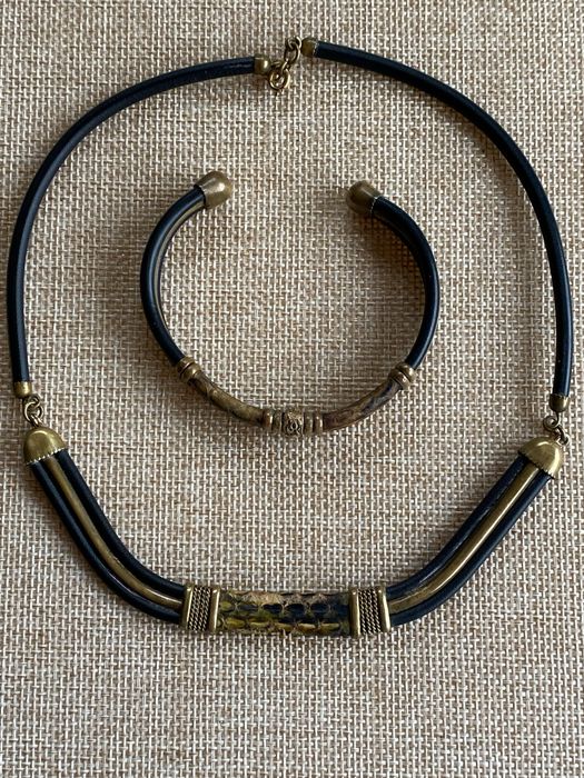 Colar gargantilha e pulseira, antigo.