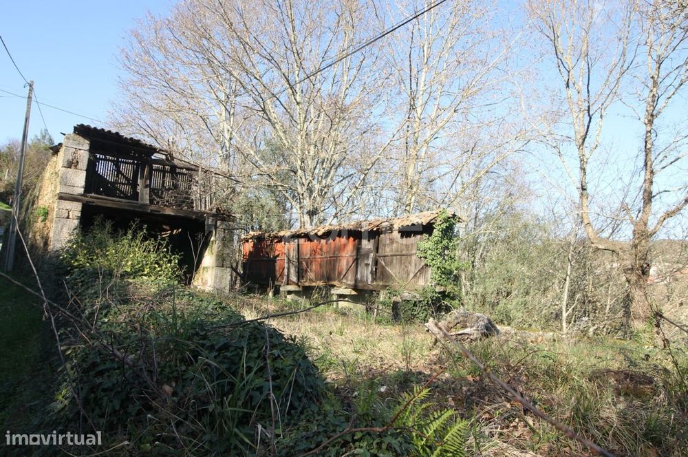 Moradia, Alpendre, Canastro e Eira em pedra p/ restaurar, Painzela CB — Refojos De Basto, Outeiro E Painzela, Braga