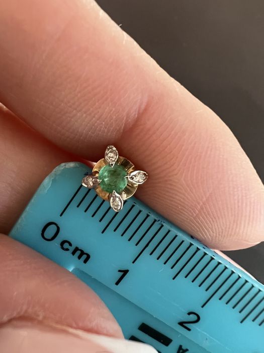 Золотые серьги пусеты с бриллиантами и изумрудами красное золото 585 п