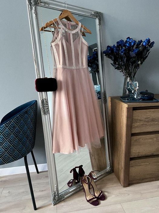 Пудрова сукня з туфлями і сумочкою