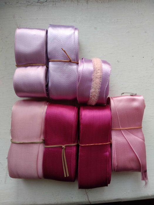 атласна стрічка кольора на фото