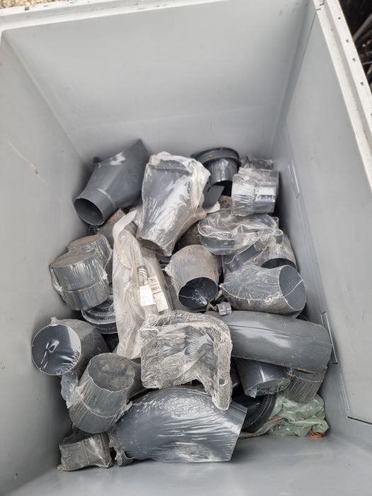 Zestaw elementów rynnowych kolanka i inne