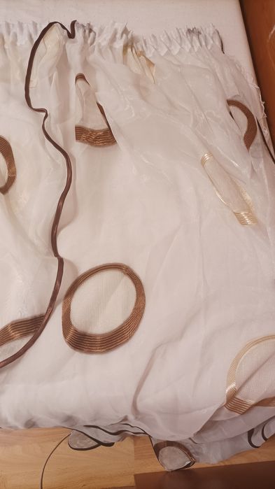 Efektowna firanka kuchenna na taśmie