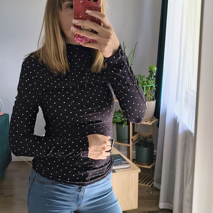 Czarna bluzka w kropeczki marszczenia Sinsay