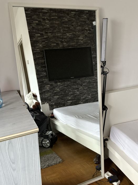 Duże lustro stojące