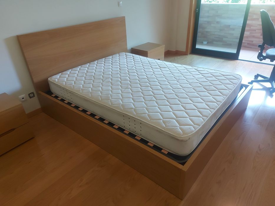 Camas e mesas de cabeceira