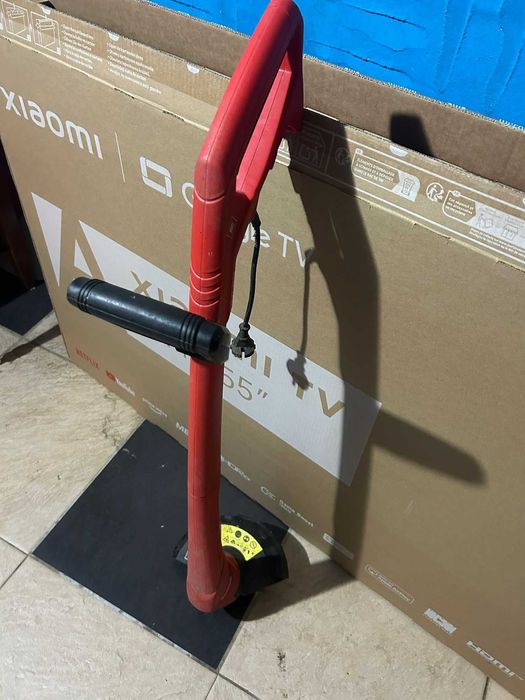 Corta relva vermelho a funcionar