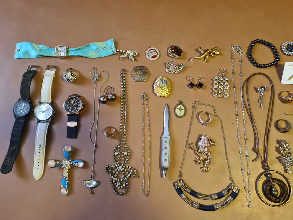 Бижутерия брошки заколки значки серёжки кулоны кольца.