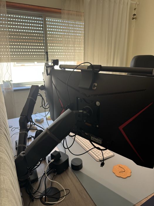 2 Monitores 23.8" IPS + Suporte Duplo Articulado | AOC 144Hz + BenQ 75Hz