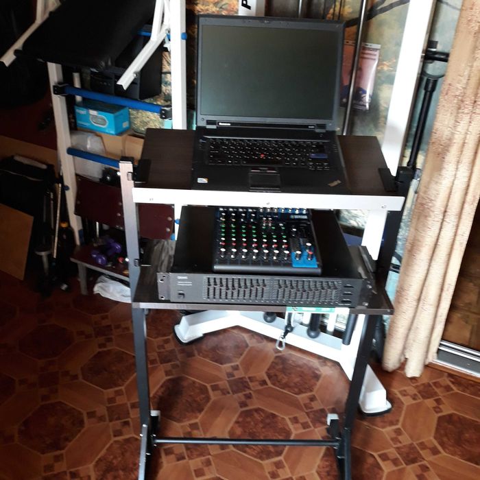 Стойка музыкантам