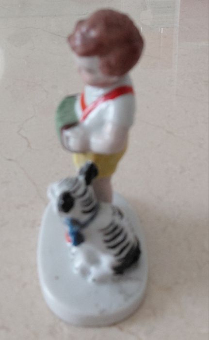Rapaz e gato porcelana