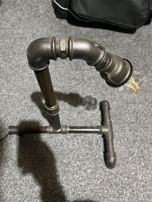 Lampa biurkowa z rurek.