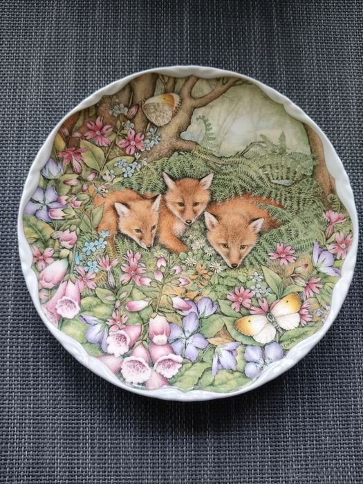 Uroczy talerz dekoracyjny Royal Albert z liskami