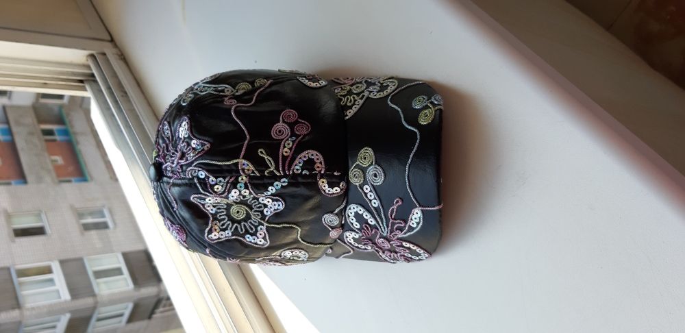 Черная кепка на девочку весенне-осенняя плотная в отличном состоянии.