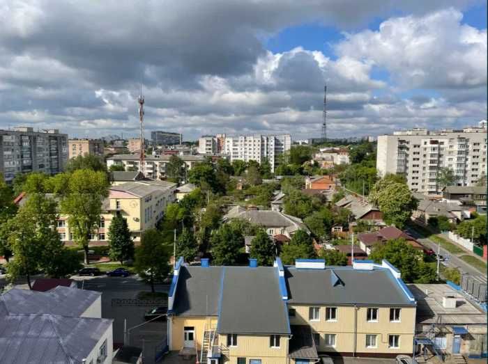 Продаж великої 1 кімнатної квартири в центрі міста в новому будинку