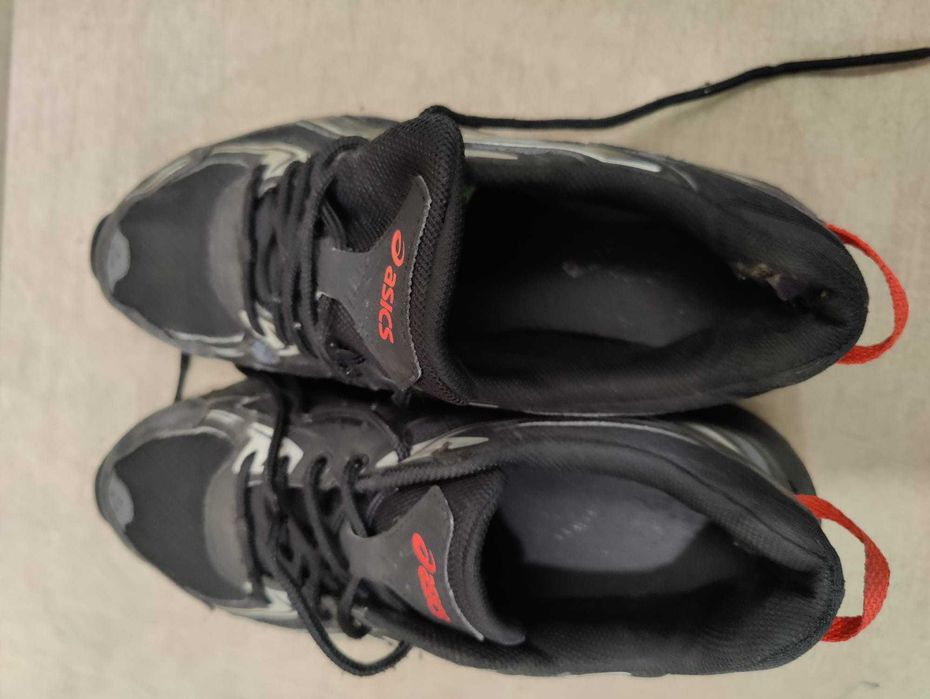 Sapatilhas Asics tam. 42.5 em muito bom estado.