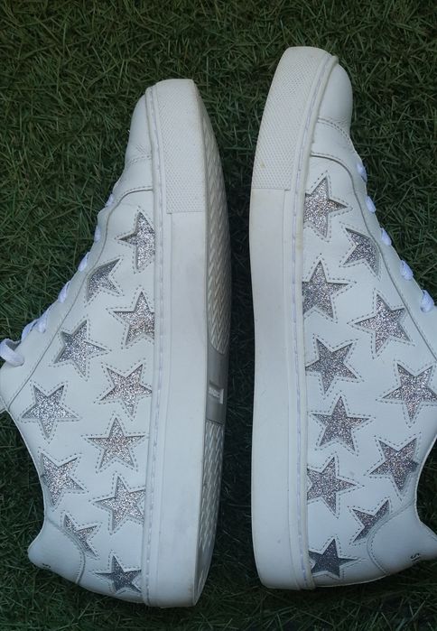 Кросівки білі, повністю шкіра.