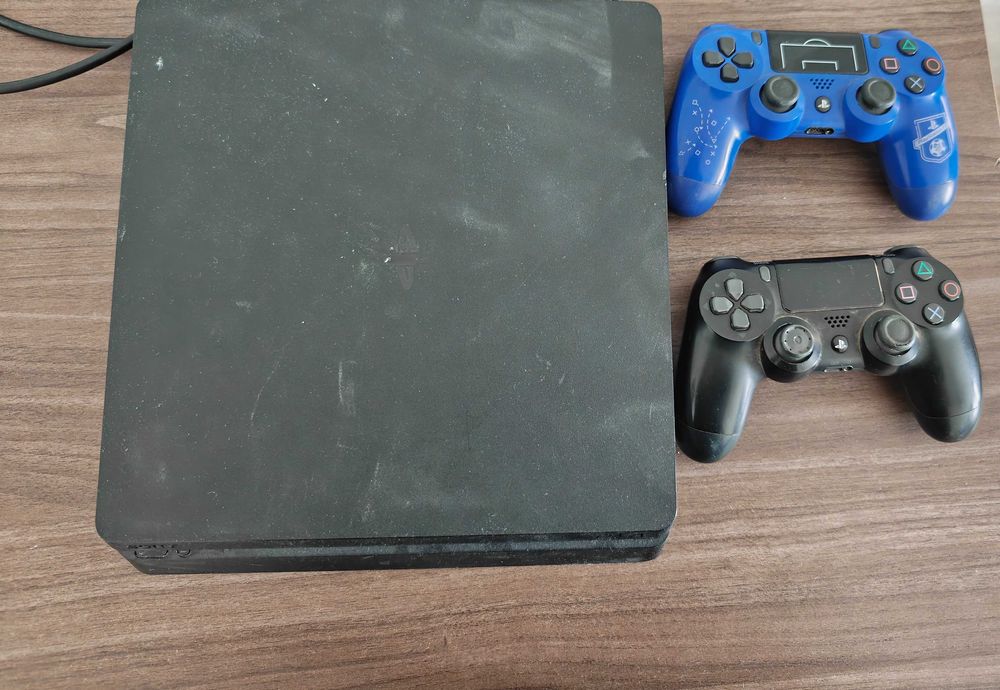PlayStation 4 Slim 1TB + 2 геймпади.