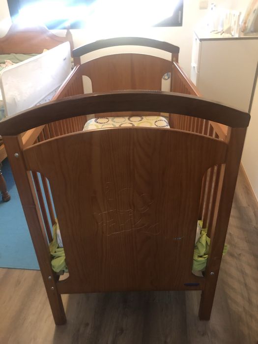 Berço de bébé com colchão em bom estado