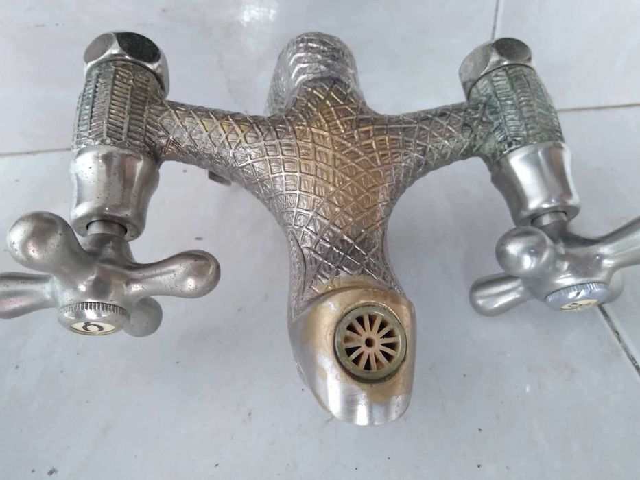 Torneira misturadora antiga de latão